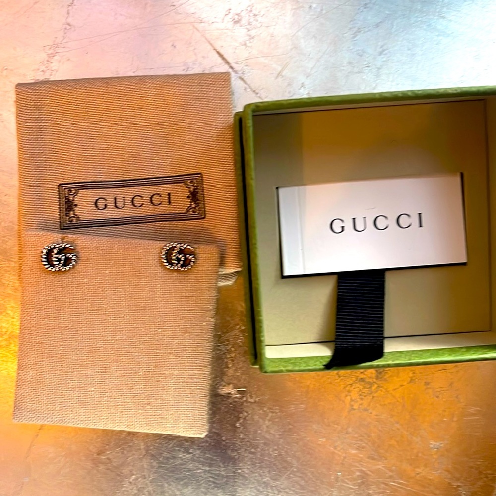 Gucci silver earrings. Studs.